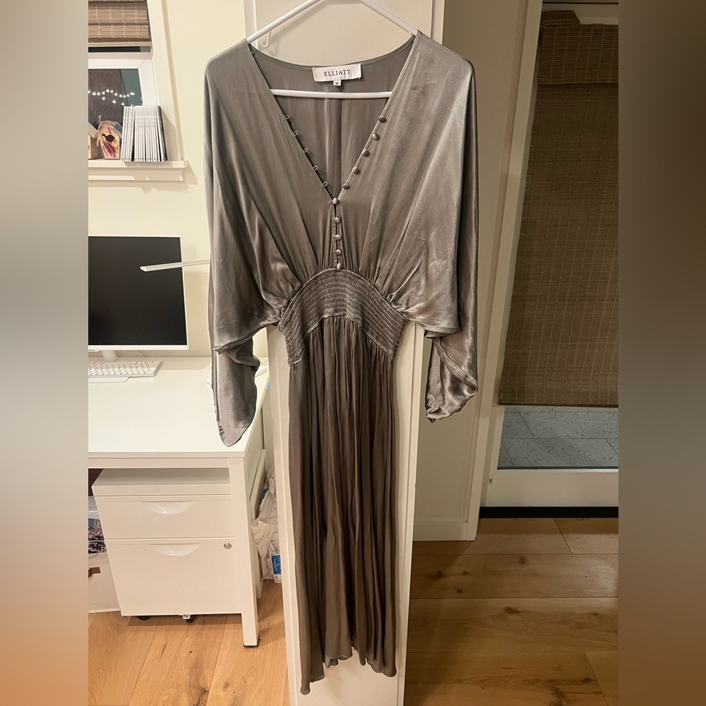 Elliatt Sage Long Sleeve Midi Dress in Size Medium
